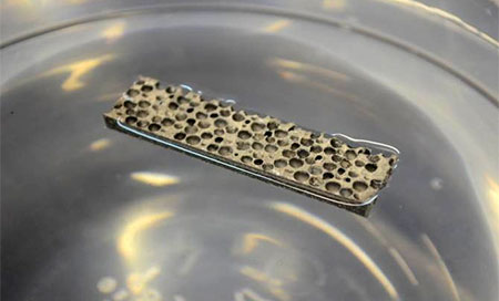 matriz metálica flotante Inventan un metal ligero que puede flotar en el agua